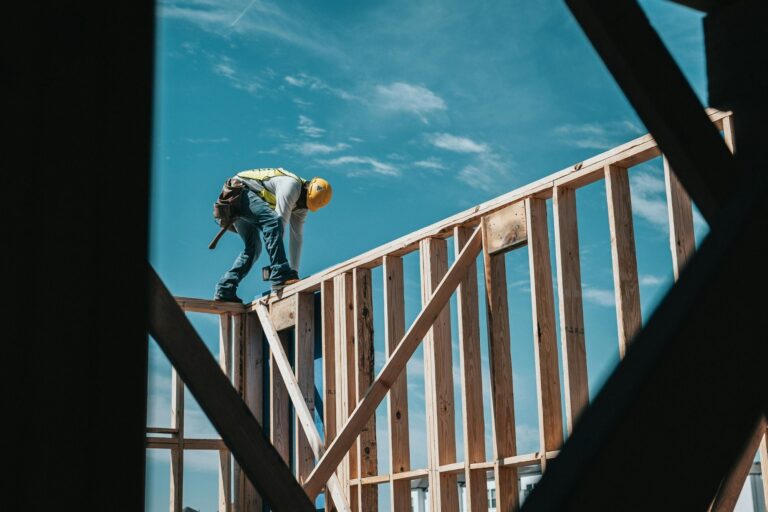 Gráfico y elementos de construcción representando el análisis de costos para edificar una casa en Argentina.