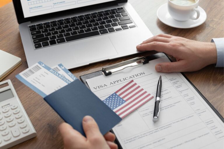 Pasaporte y formulario de visa de Estados Unidos sobre una mesa