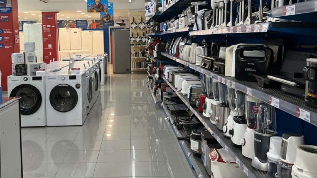 Promoción de electrodomésticos y tecnología en supermercados Coto con carteles de descuento