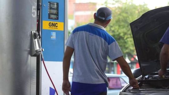 Vehículo siendo convertido a GNC en un taller mecánico de Córdoba
