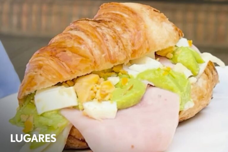 Croissants salados y rellenos presentados en una mesa, mostrando variedad de ingredientes.