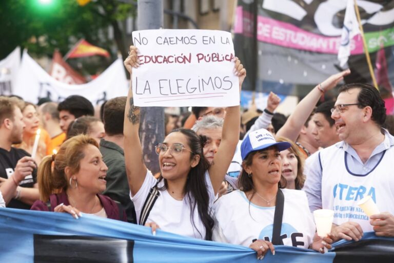 Manifestantes durante una marcha universitaria previa en las inmediaciones de la Casa Rosada.