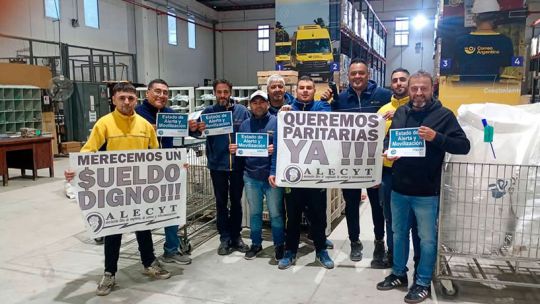 Trabajadores de Correo Argentino en protesta frente a una sucursal en Córdoba
