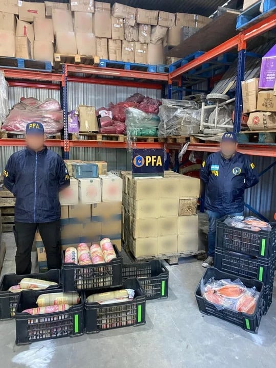 Agentes de la PFA durante el allanamiento a una distribuidora de alimentos en Los Cardales