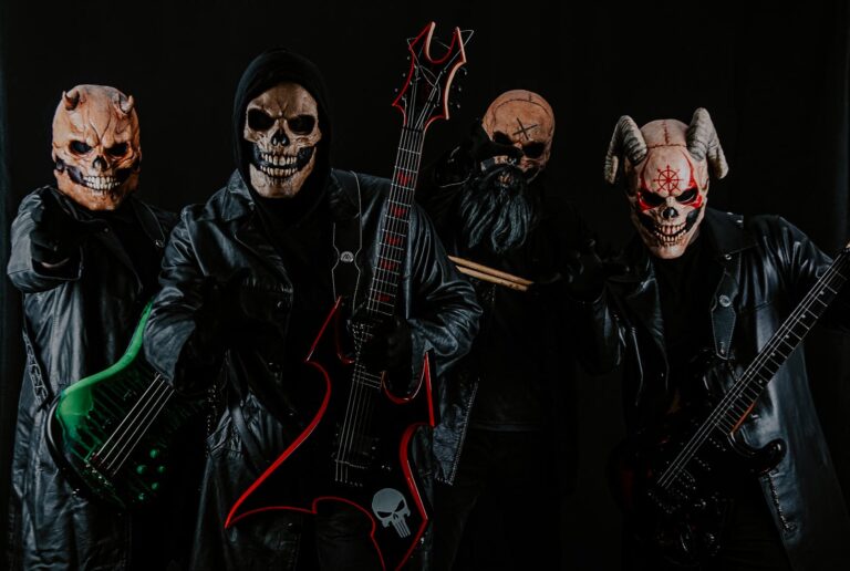 Integrantes de la banda de metal argentina Devilsnite, con estética inspirada en el cómic y el cine de género.