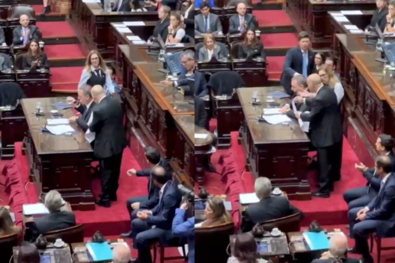 Diputado Aldo Leiva entrega un papel a Manuel Adorni en la Cámara de Diputados