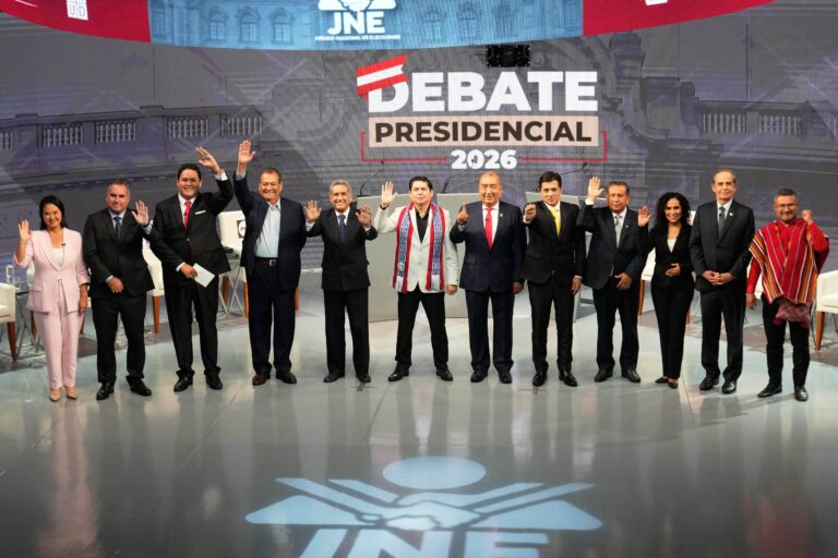 Urna electoral con bandera de Perú de fondo, representando las elecciones presidenciales 2026.