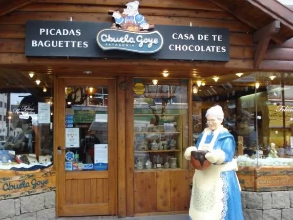 Logotipo de Abuela Goye y productos de chocolate artesanal en un mostrador.