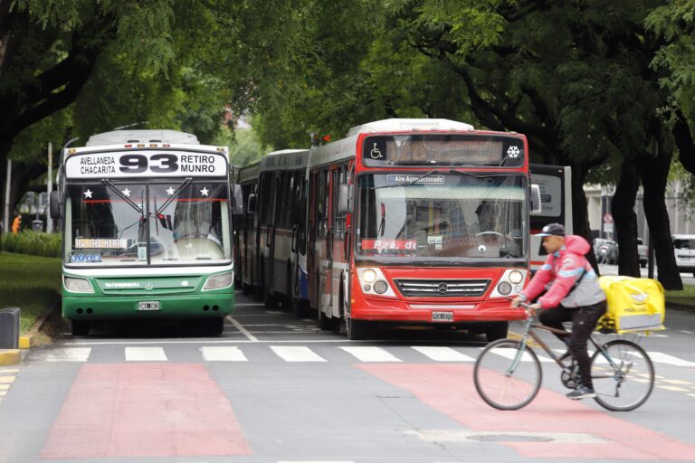 Colectivo de transporte público en una calle de Argentina