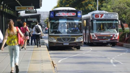 Colectivos del AMBA circulando por la Ciudad de Buenos Aires