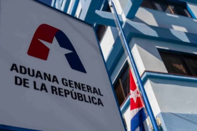 Aduana de Cuba con controles de equipaje y viajeros en aeropuerto