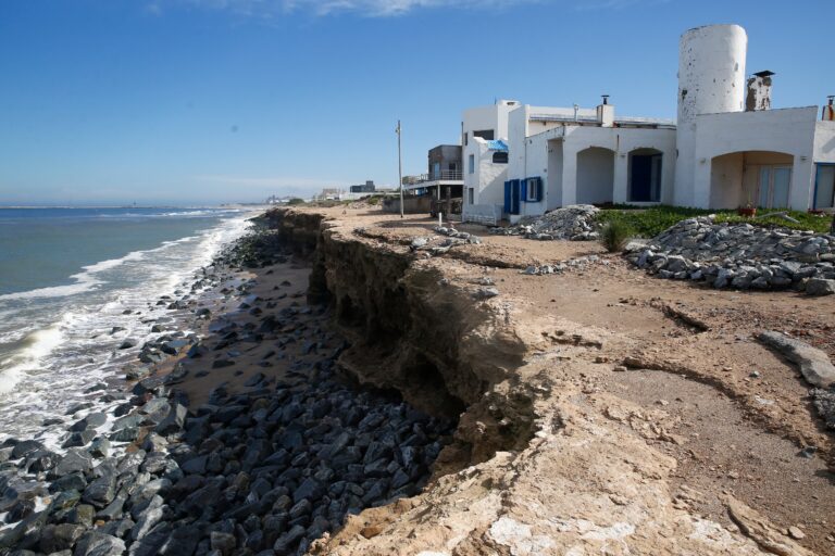 Acantilados erosionados en Bahía de los Vientos, Necochea, con el mar de fondo