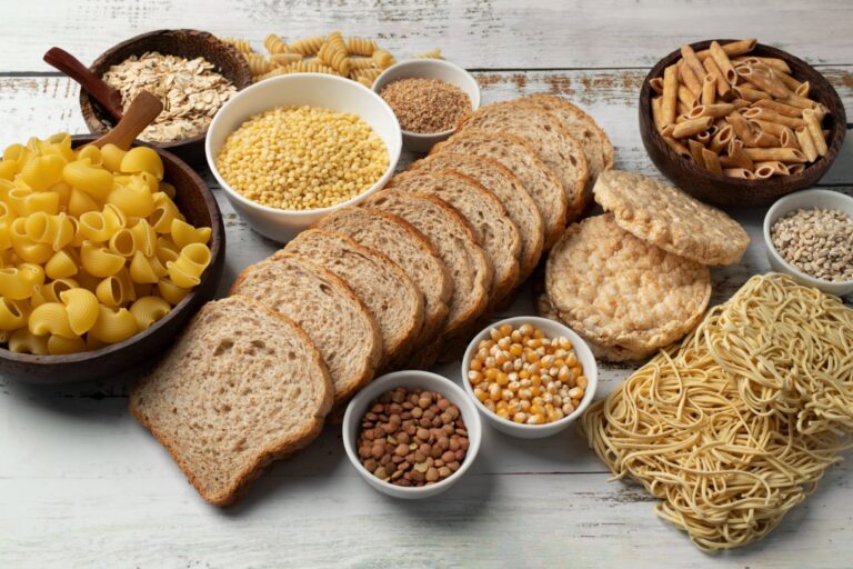 Especialista en nutrición explicando propiedades de los carbohidratos en una consulta
