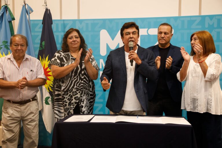 Fernando Espinoza, intendente de La Matanza, en un acto público.