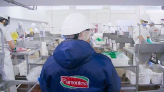 Logotipo de La Piamontesa y gráfico de crecimiento de exportaciones porcinas argentinas