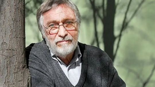 Luis Brandoni, actor argentino, en un primer plano sonriente.