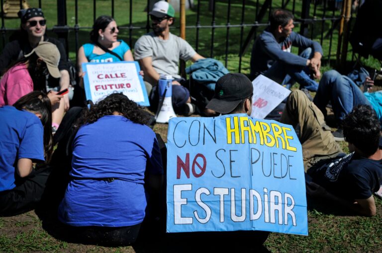 Imagen ilustrativa de un juez dando un fallo sobre documentos legales.