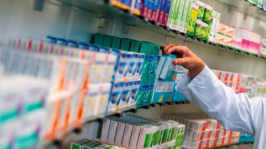 Representación gráfica de una negociación paritaria y símbolos del sector farmacéutico.