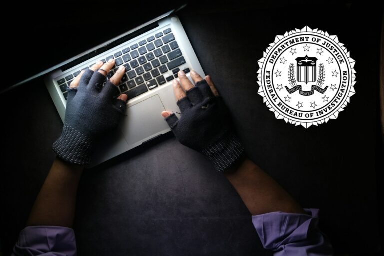 Ilustración de una pantalla de computadora con un símbolo de advertencia y un teléfono, representando las estafas digitales.