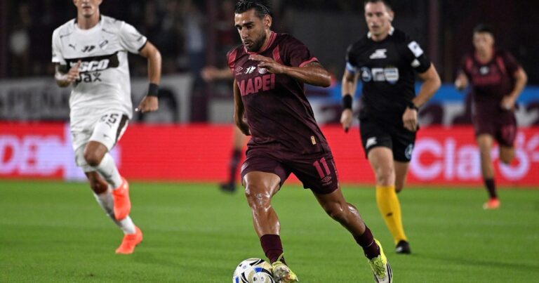 Jugadores de Lanús y Platense durante el partido de la fecha 13 del Torneo Apertura 2026