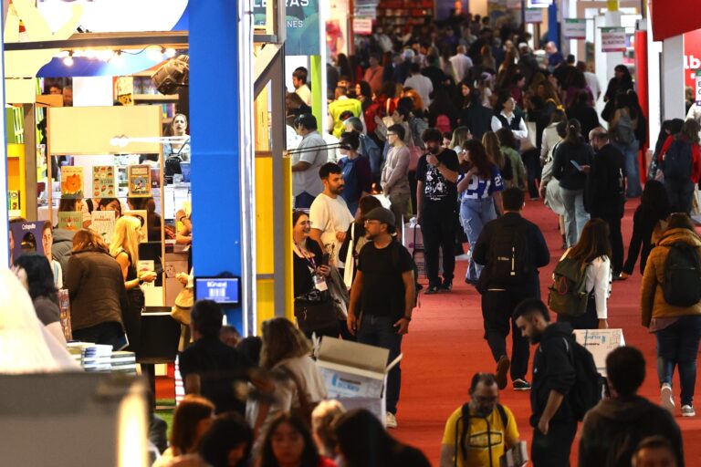 Vista aérea del predio de La Rural durante la inauguración de la 50° Feria Internacional del Libro de Buenos Aires.