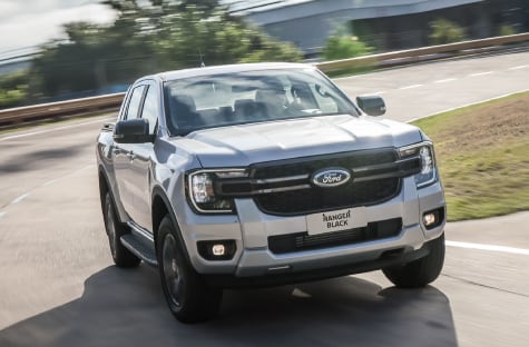 Nueva Ford Ranger Black 4x2 AT, pickup de color oscuro, presentada en la planta de Pacheco, Argentina.