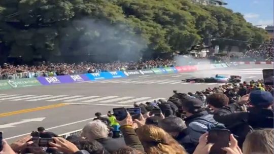 Franco Colapinto realizando trompos con el Lotus E20 en Palermo, Buenos Aires