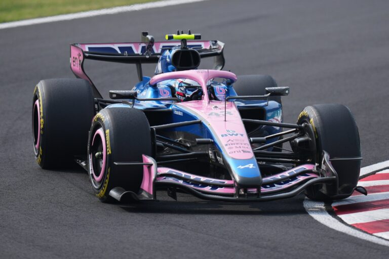 Franco Colapinto, piloto argentino de Fórmula 1, junto al monoplaza Alpine en el circuito de Palermo, Buenos Aires.
