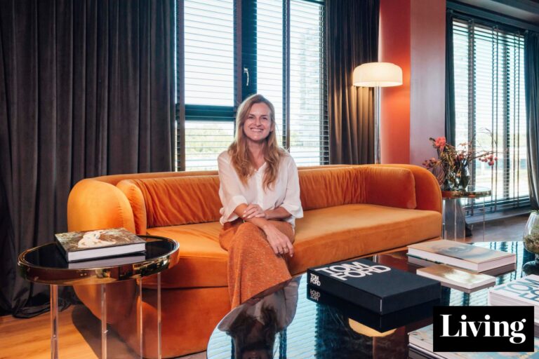 Retrato de la diseñadora argentina Gabriela López Monzón en su estudio de diseño.