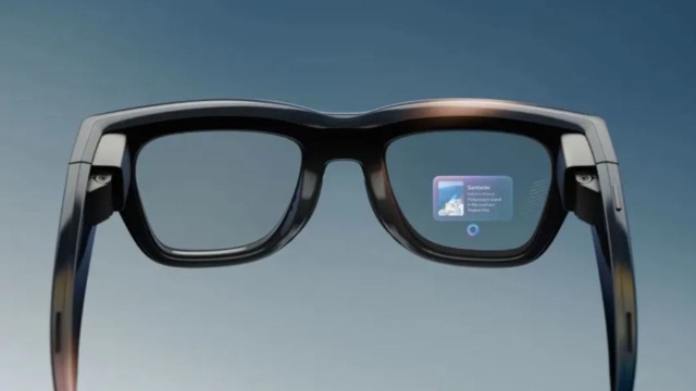 Persona utilizando gafas inteligentes con tecnología de inteligencia artificial.