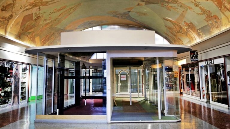 Vista interior de una galería comercial en el centro de la ciudad de Córdoba con algunos locales cerrados.