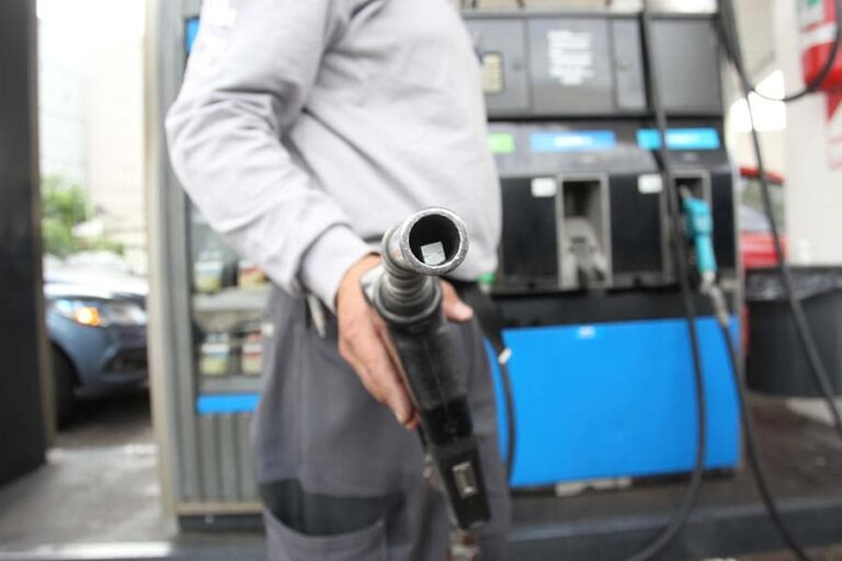 Surtidor de combustible con precios actualizados en una estación de servicio argentina