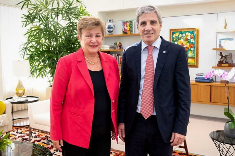 El ministro de Economía, Luis Caputo, en una reunión de trabajo.