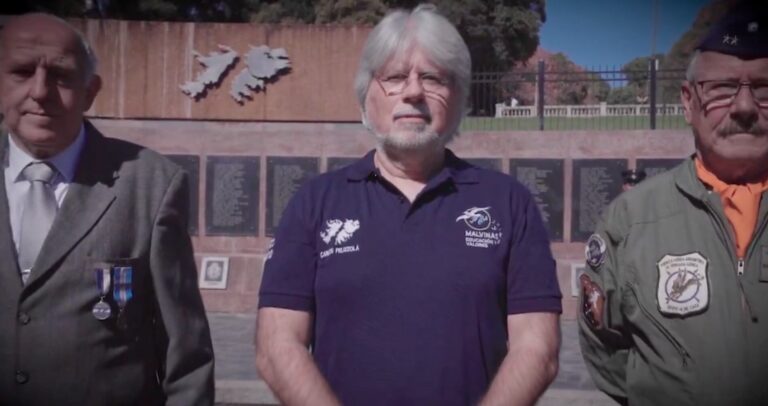 Fotograma del video institucional del Gobierno con imágenes históricas de la guerra de Malvinas y retratos de veteranos.