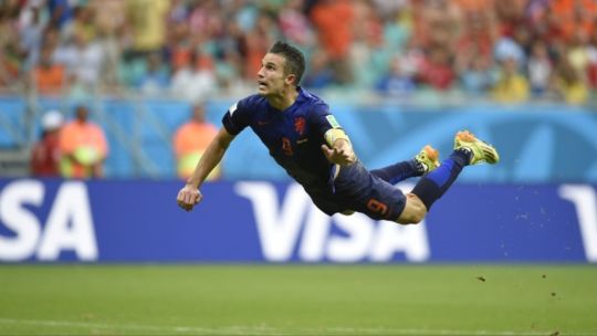 Robin van Persie remata de cabeza para marcar el gol del empate ante España en el Mundial 2014.