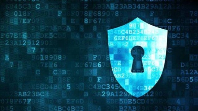 Ilustración conceptual de un escudo digital protegiendo un anuncio en línea de símbolos de fraude.