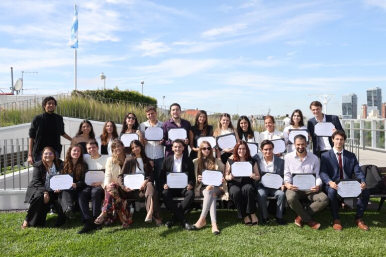 Autoridades y graduados en el acto de colación de la Maestría en Periodismo de LA NACION y la UTDT.