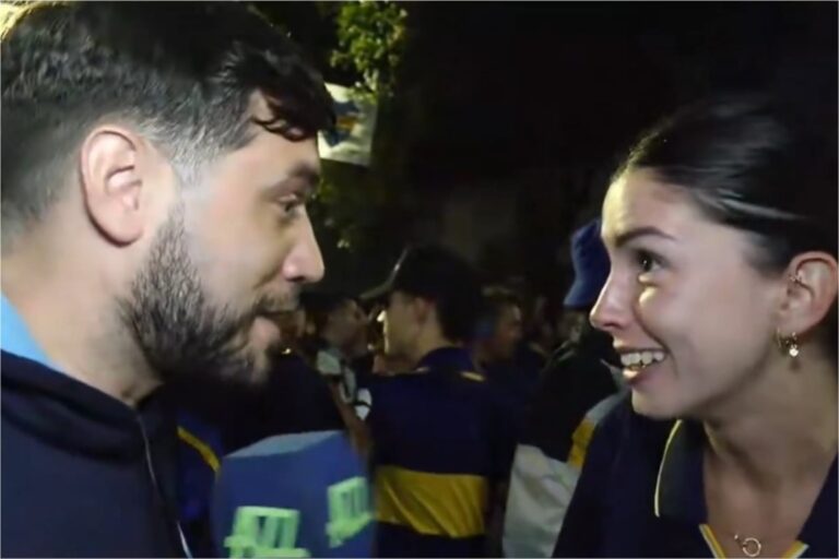 Hincha de Boca Juniors sonriendo durante una entrevista en la previa de un partido.