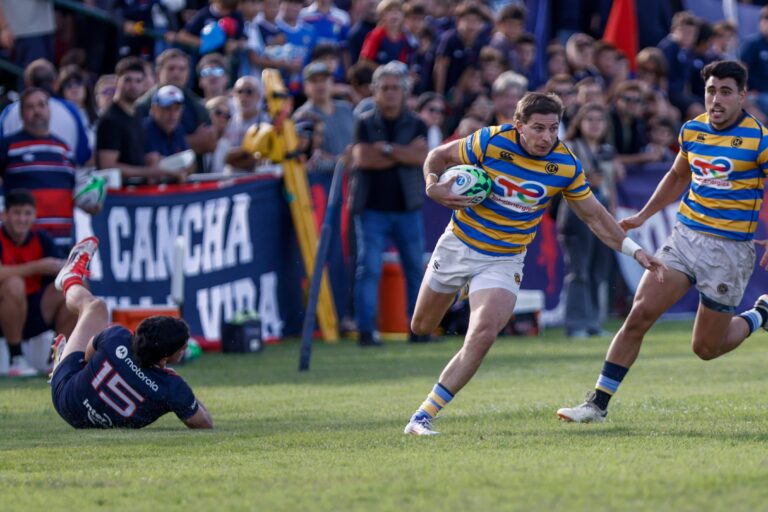 Jugadores de Hindú celebran un try durante el partido contra Buenos Aires en el Top 14 de la URBA.