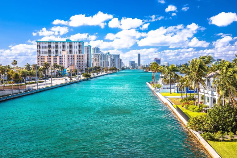 Vista aérea de la costa y desarrollos inmobiliarios en Hollywood, Florida.