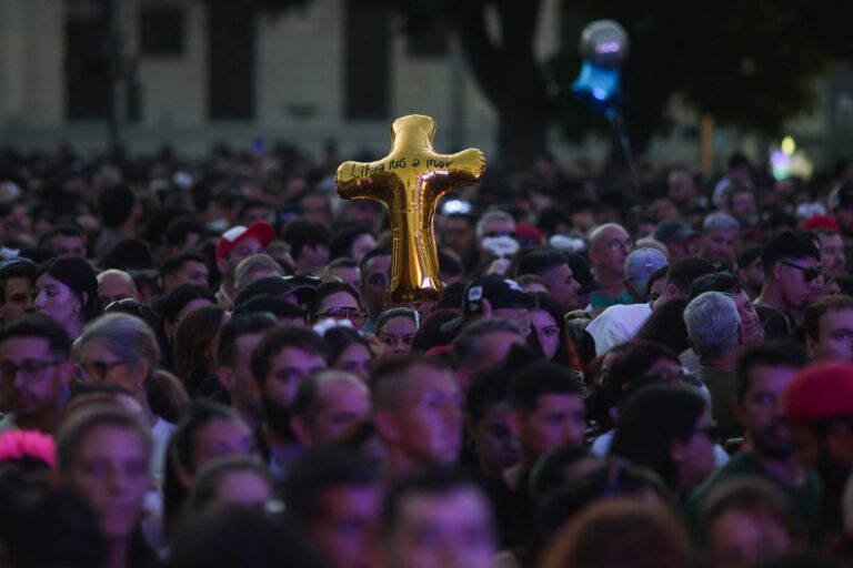 Multitud de personas reunidas en la Plaza de Mayo durante el homenaje musical al Papa Francisco, con el Cabildo al fondo.