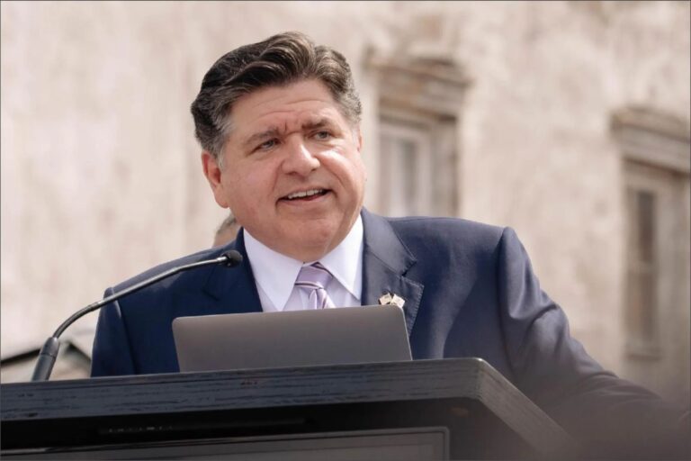 Gobernador JB Pritzker presenta plan de vivienda BUILD en Illinois, Estados Unidos.