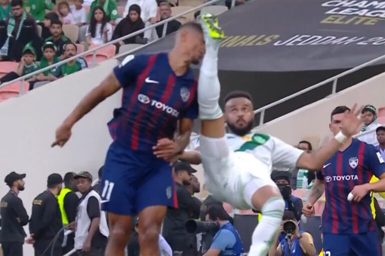 Momento del impacto de la chilena sobre el jugador Jairo de Macedo da Silva en el partido de la Champions League asiática.