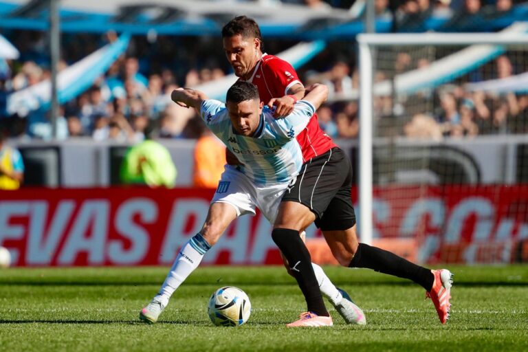 Escudos de Independiente y Racing Club, los equipos del clásico de Avellaneda.