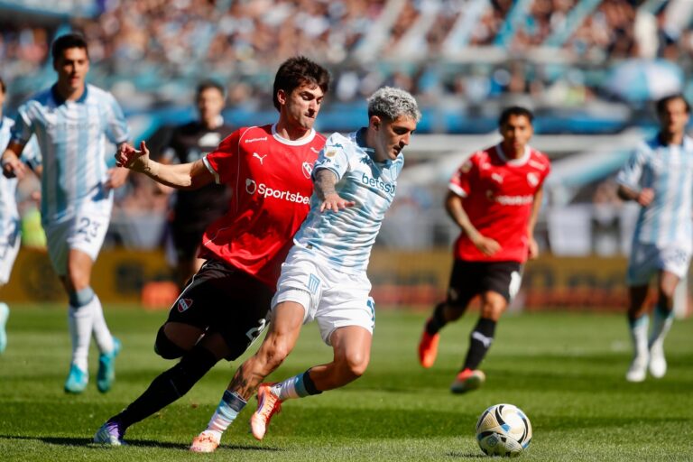 Escudos de Independiente y Racing Club, separados por un balón de fútbol, en alusión al clásico de Avellaneda.