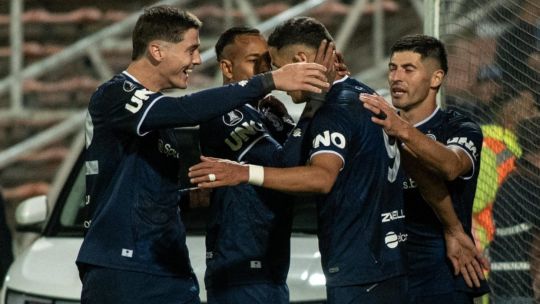 Jugadores de Independiente Rivadavia celebran un gol en el estadio Malvinas Argentinas