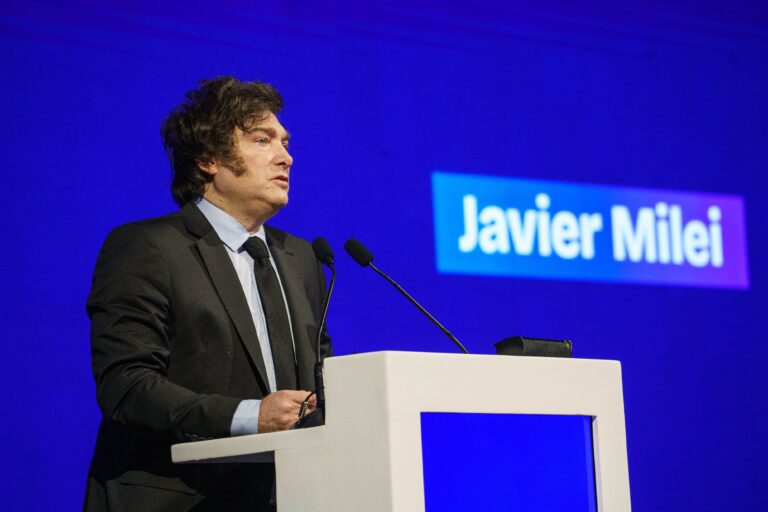 Panel de oradores durante la apertura del AmCham Summit 2026 en Argentina.
