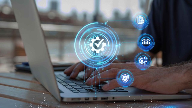 Representación gráfica de inteligencia artificial monitoreando transacciones y sistemas bancarios digitales.
