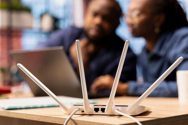 Router Wi-Fi y horno microondas en una cocina, representando la interferencia en la señal inalámbrica.