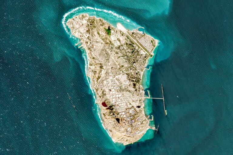 Vista aérea de instalaciones petroleras en la isla de Kharg, Irán, en el Golfo Pérsico.